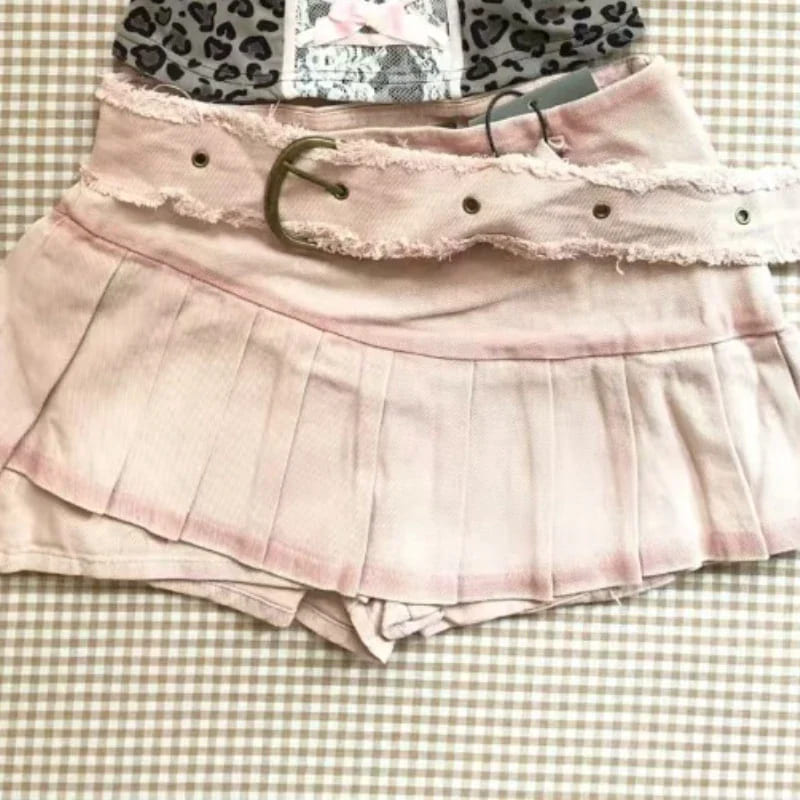 Kawaii hot girl outfit with leopard trim and high waist mini skirt