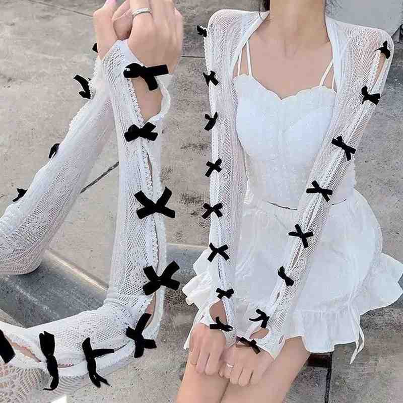 Model wearing black and white lace ribbon arm bolero gloves, full-arm kawaii style, perfect for little space, cosplay, and cutecore fashion