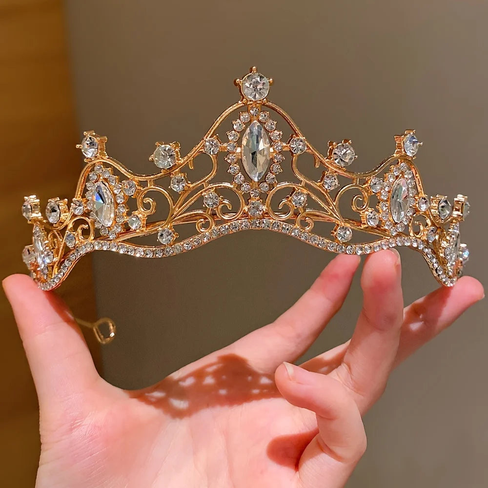 Adorable gold crown clip for baby and toddler girls – cozy and fun hair accessory for dress-up.