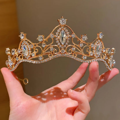 Adorable gold crown clip for baby and toddler girls – cozy and fun hair accessory for dress-up.