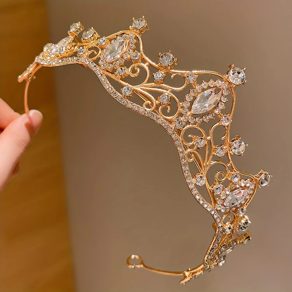 Cute gold crown hair clip for toddlers – ideal for princess dress-up, twirling, and pretend play.
