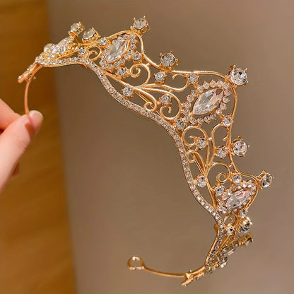 Cute gold crown hair clip for toddlers – ideal for princess dress-up, twirling, and pretend play.
