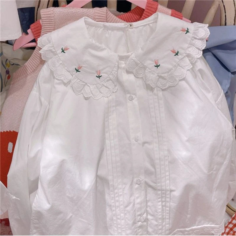 Kawaii lolita top with a curvy fit in soft breathable fabric and delicate blossom details